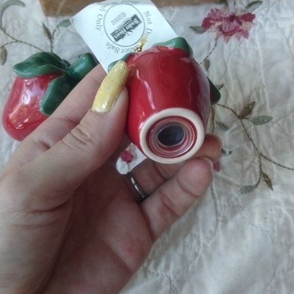 Strawberry salt and pepper shakers - Picture 4 of 5